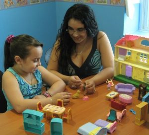 qué es un psicólogo - niña jugando con terapeuta