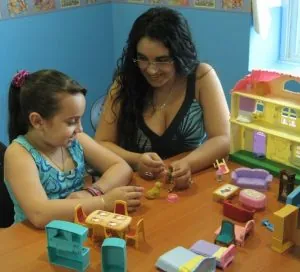 qué es un psicólogo - niña jugando con terapeuta