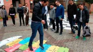 adulto jugando