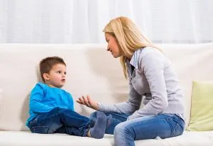 Qué es un psicólogo - madre hablando con hijo