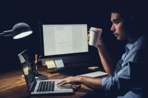 Adicción a la tecnología 2 - Hombre con computadoras