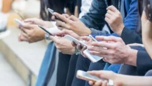 Adicción a la tecnología 4 - Personas con celulares