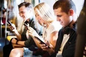 Centennials y salud mental Jóvenes con celular en la mano