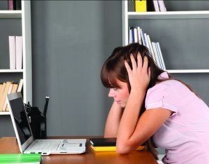 Cibercondría - Mujer mirando computadora preocupada-100