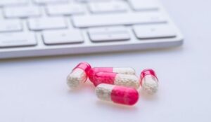 Cibercondría - Pastillas cerca de teclado