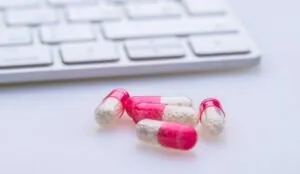Cibercondría - Pastillas cerca de teclado