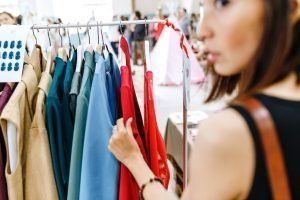 Cleptomanía - Mujer en tienda de ropa