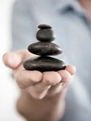 mujer balanceando piedras