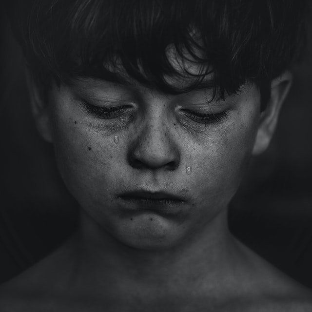 Crisis emocional en ninos. Nino llorando