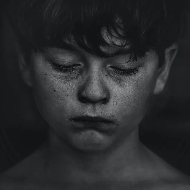 Crisis emocional en ninos. Nino llorando