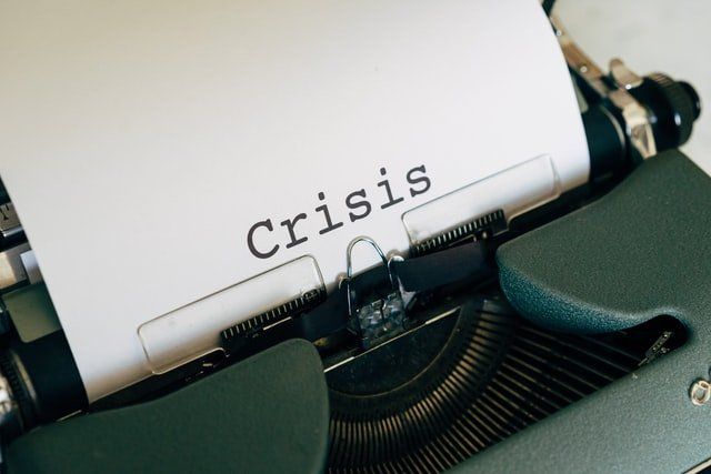 Crisis emocionales. Palabra crisis en maquina de escribir.