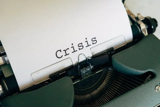 Crisis emocionales. Palabra crisis en maquina de escribir.