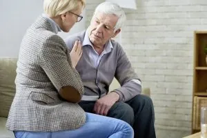 Depresión en la tercera edad - Anciano en sesión con psicóloga