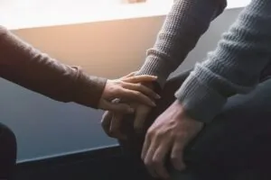 Deprimido mujer ayudando a hombre
