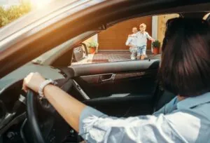 Divorcio - Madre buscando a hijo en casa del padre