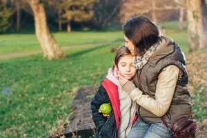 Duelo infantil - Madre consolando a hija