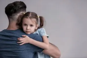 Duelo infantil - Padre abrazando a hija