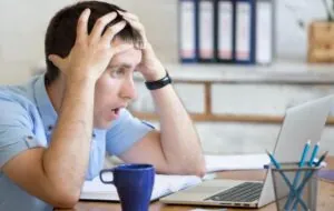 Hipocondría - Persona mirando preocupada la computadora