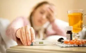 Hipocondría - Persona tomandose la presión y pastillas en la mesa