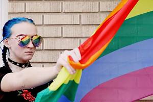 adolescente con bandera de igualdad