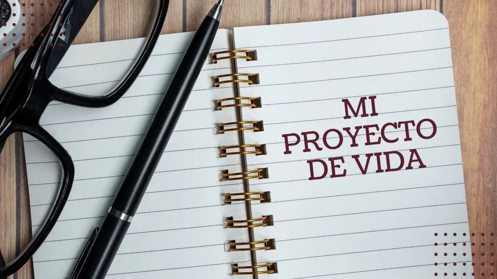Anotador en el que se visualiza escrito "Mi Proyecto de Vida"