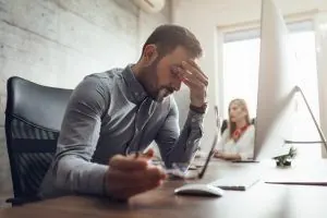 Mecanismos de defensa - Hombre estresado en el trabajo