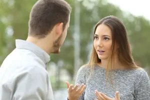 Mecanismos de defensa Mujer tratando de explicar algo