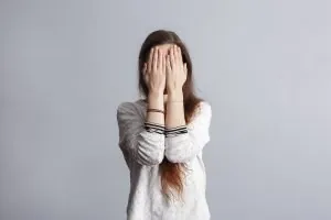 Miedo escénico - Mujer tapándose la cara