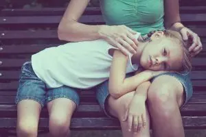 Mutismo selectivo - Niña abrazando a madre