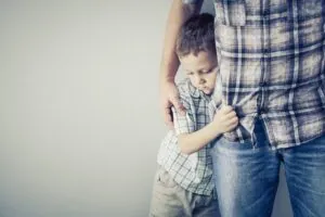 Mutismo selectivo Niño abrazando a padre
