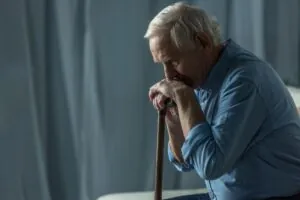 Parkinson 1 - Hombre con bastón y expresión triste
