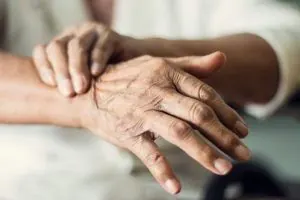 Parkinson 1 Persona agarrándose la mano