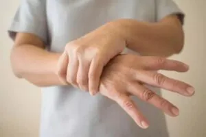 Parkinson 2 - Persona con temblor en las manos
