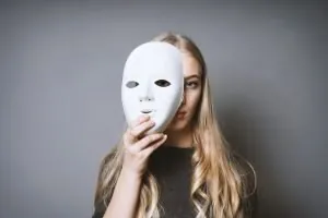 Personalidad antisocial - Mujer con máscara