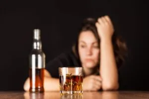 Personalidad antisocial Mujer con problemas con la bebida