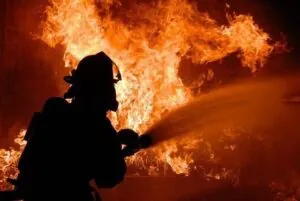 Piromanía Bombero apagando incendio