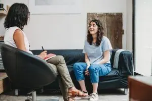 Primera sesión - Mujer en consultorio