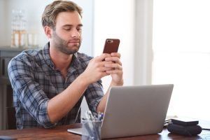 Procrastinación - Hombre con el celular