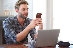 Procrastinación - Hombre con el celular