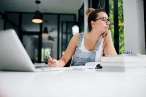 Procrastinación - Mujer mirando a la ventana