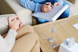 Psicología vs psiquiatría - Psiquiatra recetando
