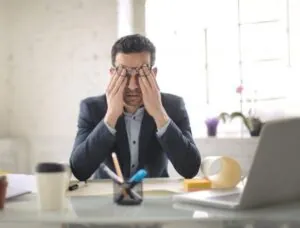 Rumiación - Hombre con problemas en el trabajo