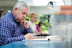 Tercera edad y psicología - Hombre tratando de concentrarse