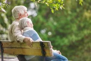 Tercera edad y psicología - Pareja de ancianos sentada en banco