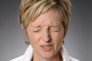 Tics nerviosos - Mujer con tic facial
