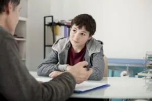 Tics nerviosos Niño en tratamiento con psicólogo