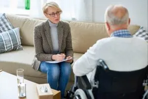 Trastorno de estrés postraumático - Hombre en silla de ruedas, en sesión