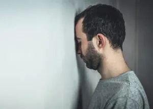 Trastorno negativista desafiante Hombre cabeza contra la pared