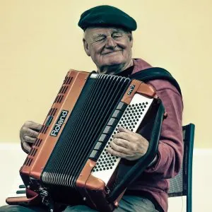 Música - Hombre mayor tocando el acordeón