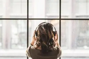 Musicoterapia - Mujer escuchando música